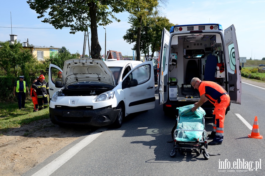 Wypadek na Pasłęckiej. Cztery poszkodowane osoby przewiezione do szpitala, fot. 10