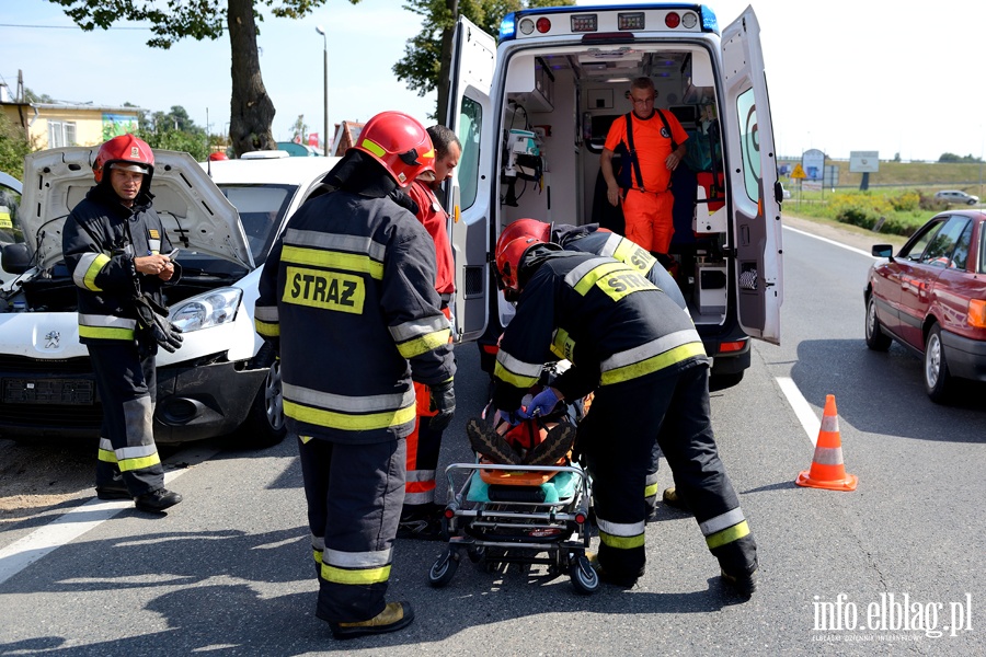 Wypadek na Pasckiej. Cztery poszkodowane osoby przewiezione do szpitala, fot. 12