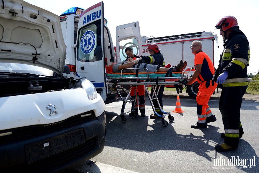 Wypadek na Pasłęckiej. Cztery poszkodowane osoby przewiezione do szpitala, fot. 13