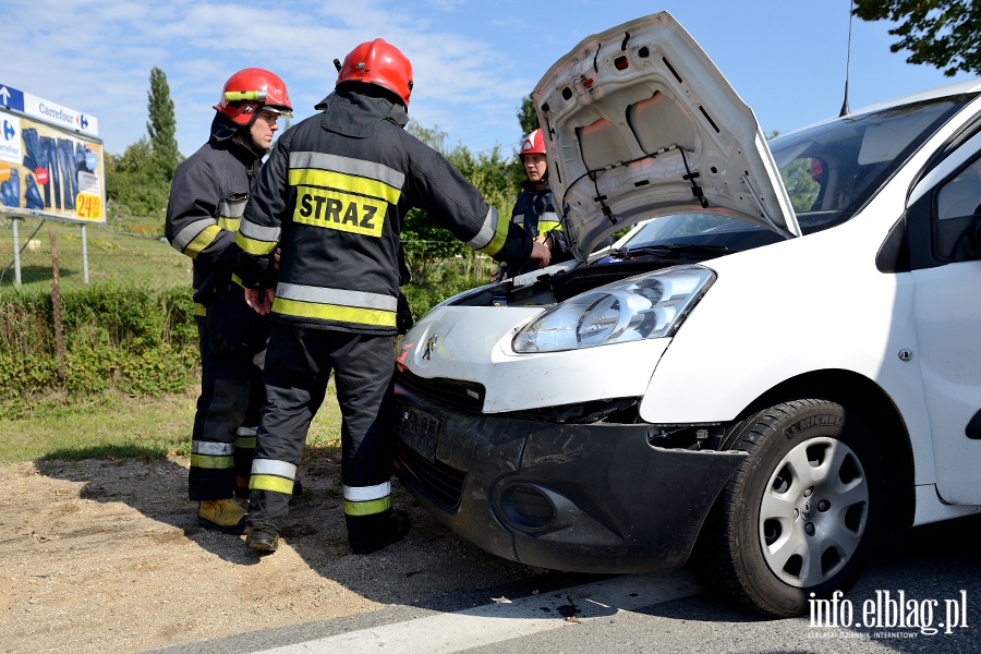 Wypadek na Pasłęckiej. Cztery poszkodowane osoby przewiezione do szpitala, fot. 15