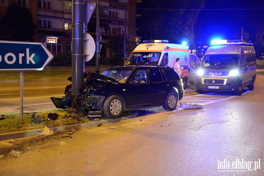 Krlewiecka: volkswagen wbi si w sup. Jedna osoba w szpitalu, kierowca pijany!, fot. 2