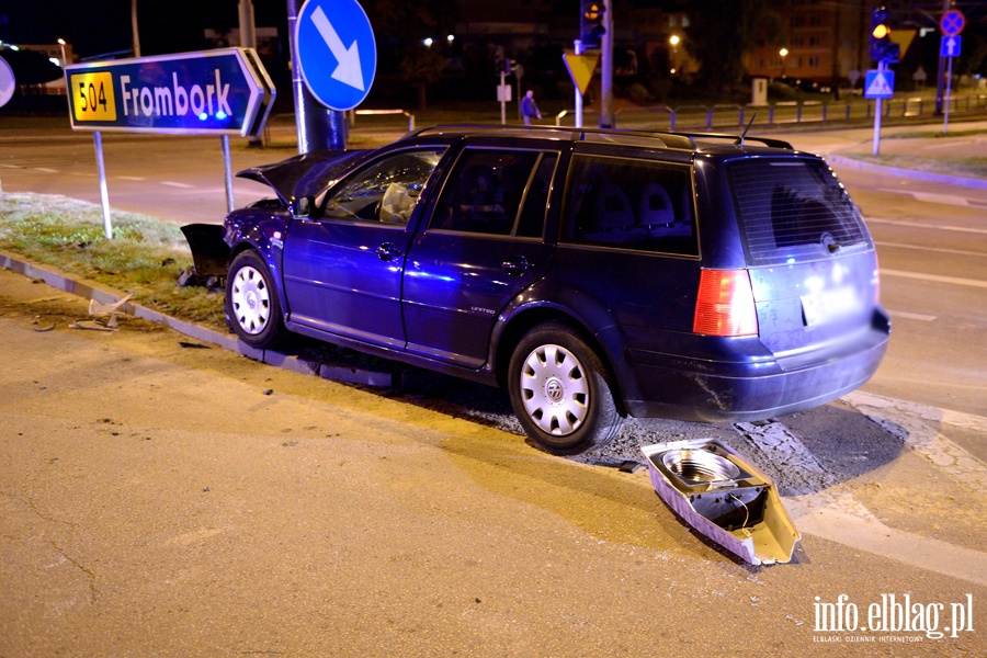Królewiecka: volkswagen wbił się w słup. Jedna osoba w szpitalu, kierowca pijany!, fot. 5