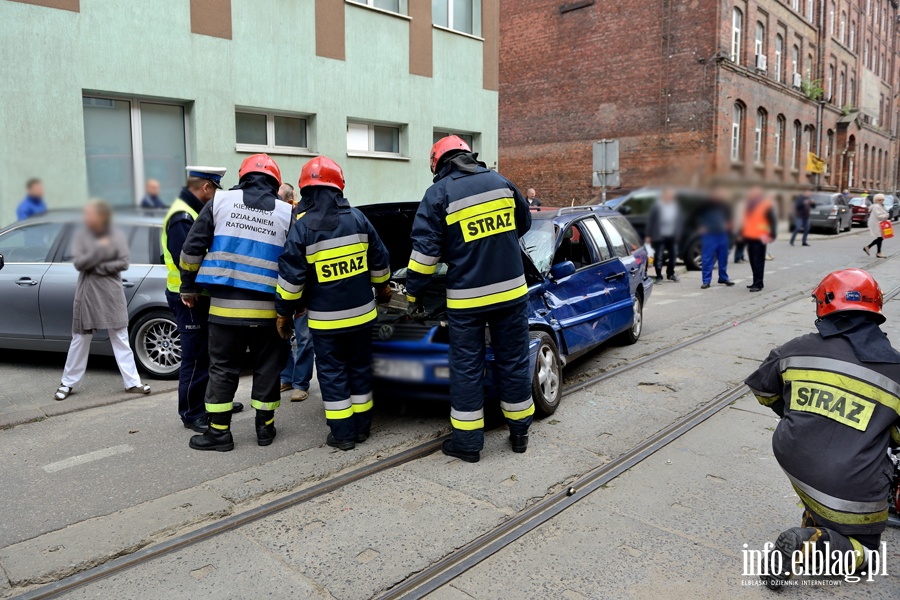 Wypadek na Krlewieckiej. Kierujca passatem wjechaa wprost pod tramwaj, fot. 3