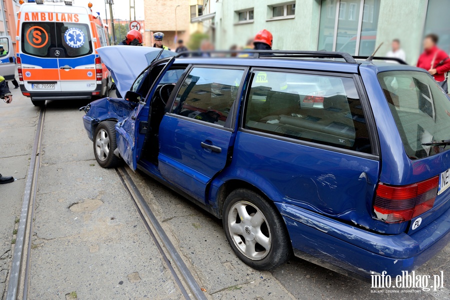 Wypadek na Krlewieckiej. Kierujca passatem wjechaa wprost pod tramwaj, fot. 4