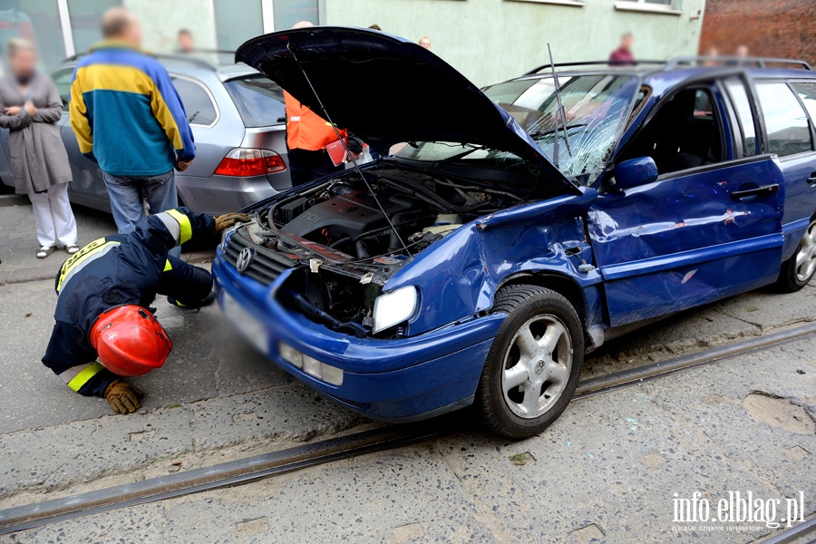 Wypadek na Krlewieckiej. Kierujca passatem wjechaa wprost pod tramwaj, fot. 5