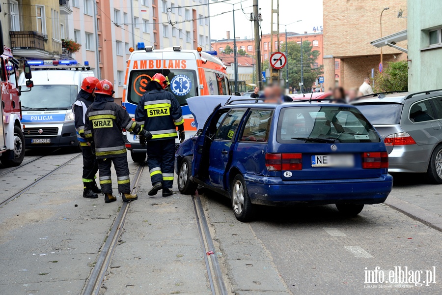 Wypadek na Krlewieckiej. Kierujca passatem wjechaa wprost pod tramwaj, fot. 11