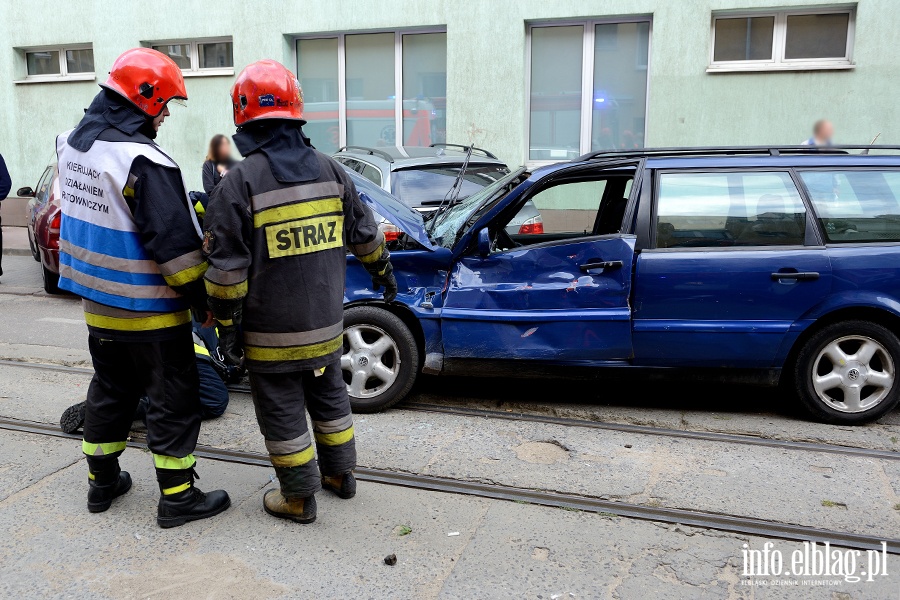 Wypadek na Krlewieckiej. Kierujca passatem wjechaa wprost pod tramwaj, fot. 12