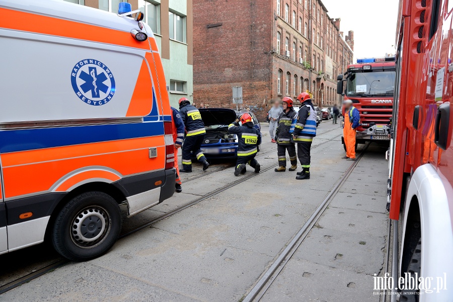 Wypadek na Krlewieckiej. Kierujca passatem wjechaa wprost pod tramwaj, fot. 13