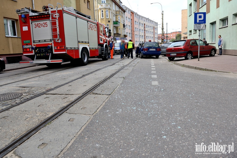 Wypadek na Krlewieckiej. Kierujca passatem wjechaa wprost pod tramwaj, fot. 15