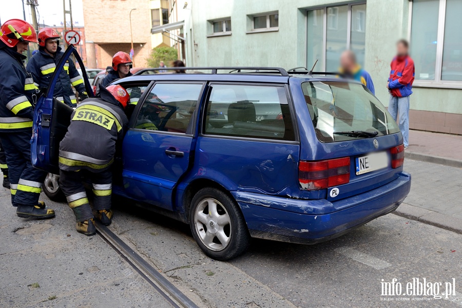 Wypadek na Krlewieckiej. Kierujca passatem wjechaa wprost pod tramwaj, fot. 17