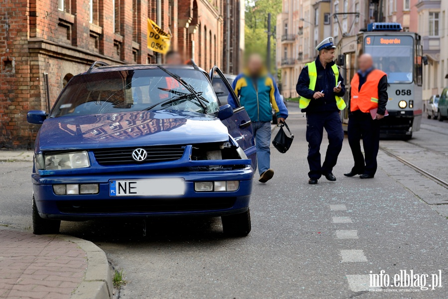 Wypadek na Krlewieckiej. Kierujca passatem wjechaa wprost pod tramwaj, fot. 21