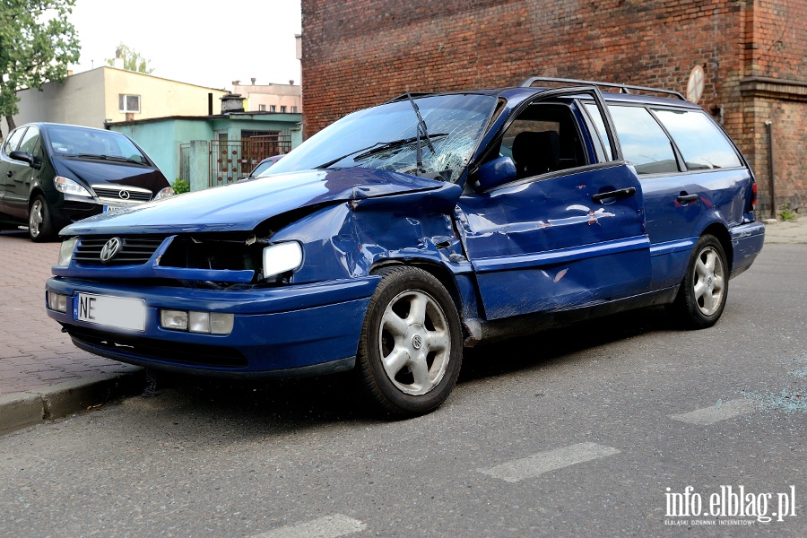 Wypadek na Krlewieckiej. Kierujca passatem wjechaa wprost pod tramwaj, fot. 22