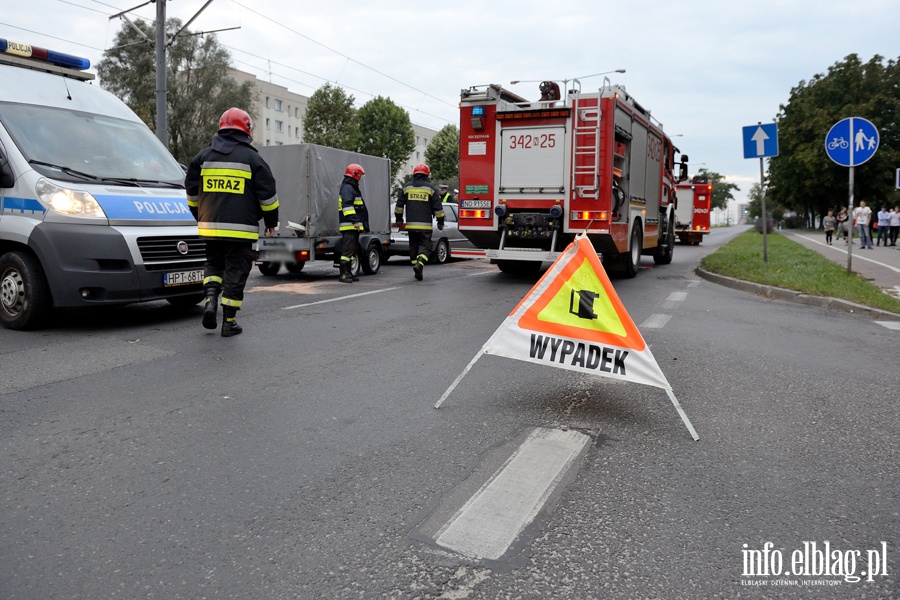 Pk. Dbka: seatem wjecha w ty fiata. Dwie poszkodowane kobiety przewiezione do szpitala, fot. 1