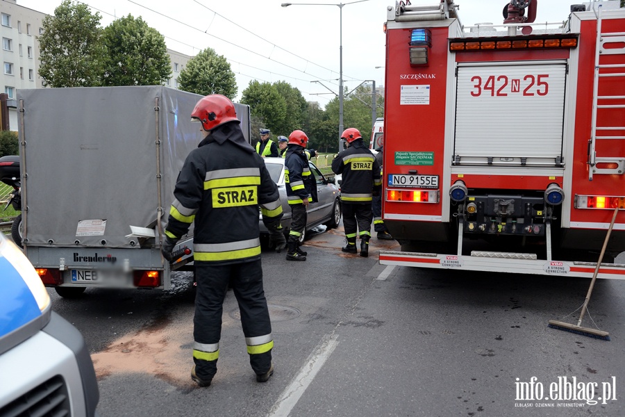 Pk. Dbka: seatem wjecha w ty fiata. Dwie poszkodowane kobiety przewiezione do szpitala, fot. 2