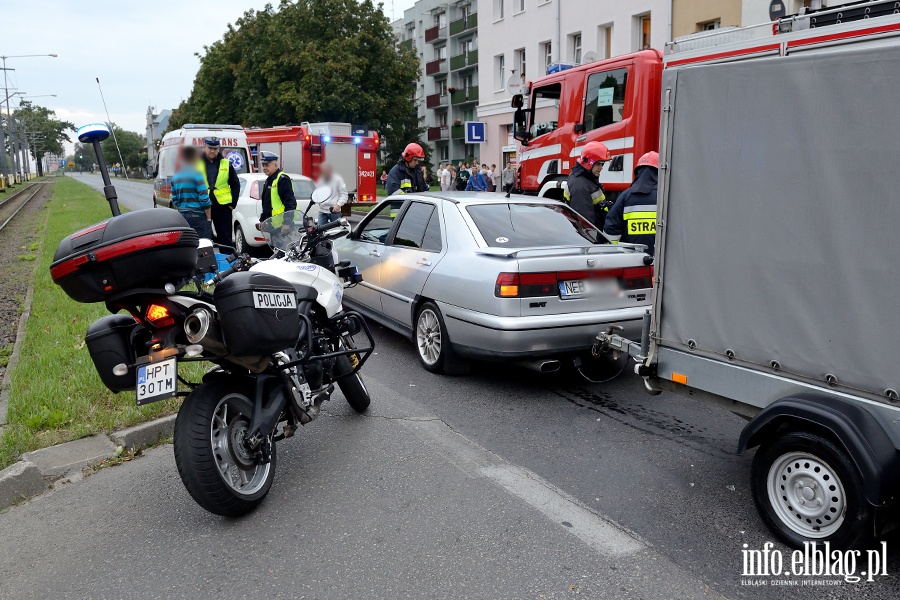 Pk. Dbka: seatem wjecha w ty fiata. Dwie poszkodowane kobiety przewiezione do szpitala, fot. 3