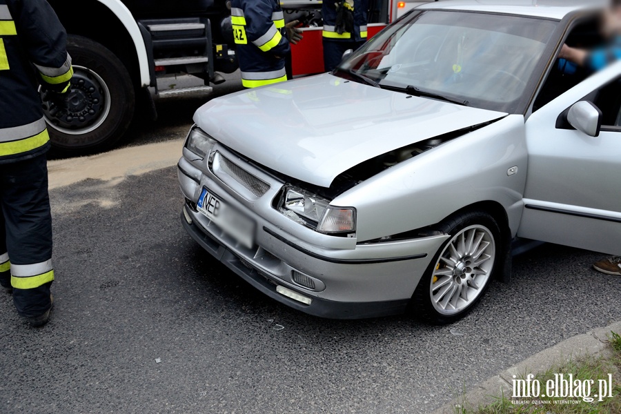 Płk. Dąbka: seatem wjechał w tył fiata. Dwie poszkodowane kobiety przewiezione do szpitala, fot. 4
