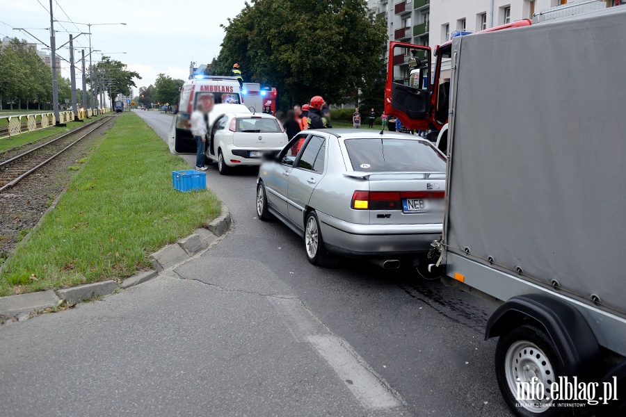 Pk. Dbka: seatem wjecha w ty fiata. Dwie poszkodowane kobiety przewiezione do szpitala, fot. 10