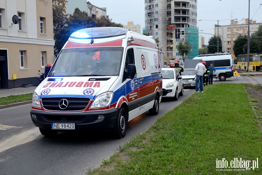 Płk. Dąbka: seatem wjechał w tył fiata. Dwie poszkodowane kobiety przewiezione do szpitala, fot. 14