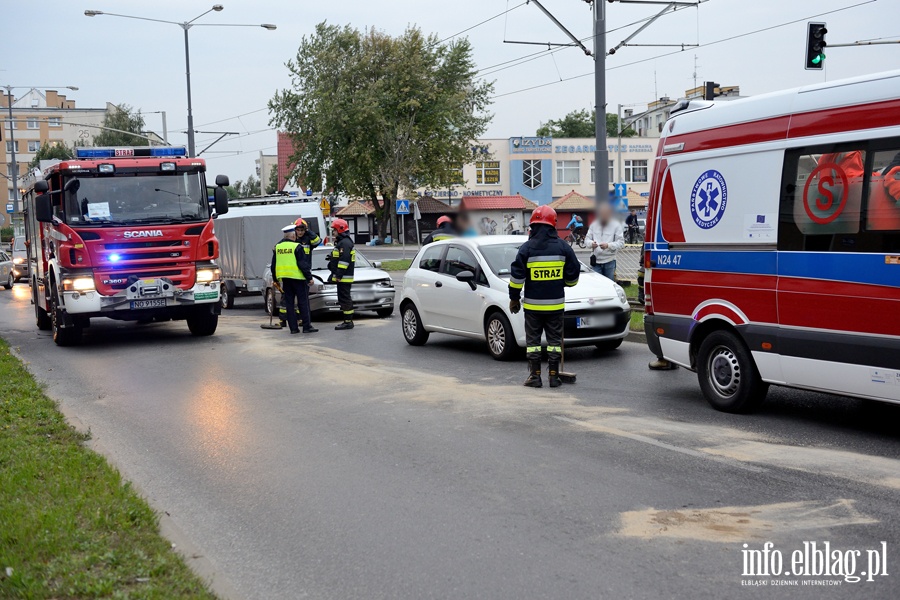 Płk. Dąbka: seatem wjechał w tył fiata. Dwie poszkodowane kobiety przewiezione do szpitala, fot. 15