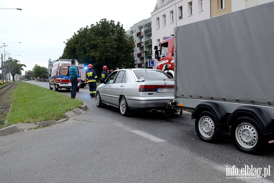 Płk. Dąbka: seatem wjechał w tył fiata. Dwie poszkodowane kobiety przewiezione do szpitala, fot. 16