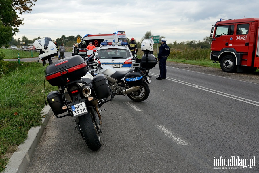 Wypadek na drodze nr 22: czoowe zderzenie motocykla z osobwk. Jedna osoba ranna, fot. 2