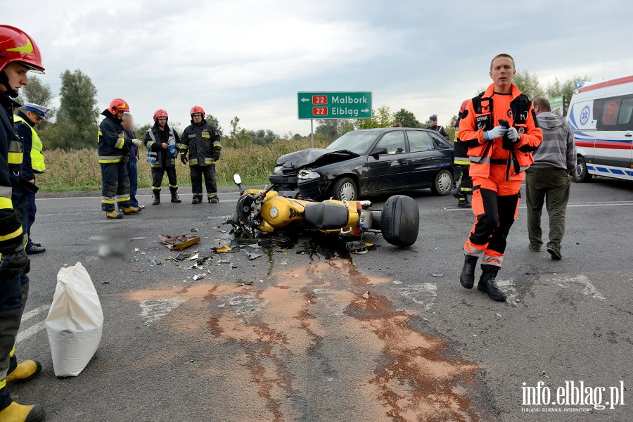 Wypadek na drodze nr 22: czoowe zderzenie motocykla z osobwk. Jedna osoba ranna, fot. 3