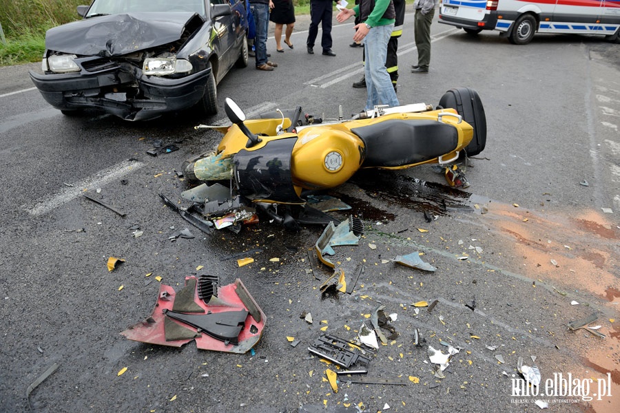 Wypadek na drodze nr 22: czoowe zderzenie motocykla z osobwk. Jedna osoba ranna, fot. 4