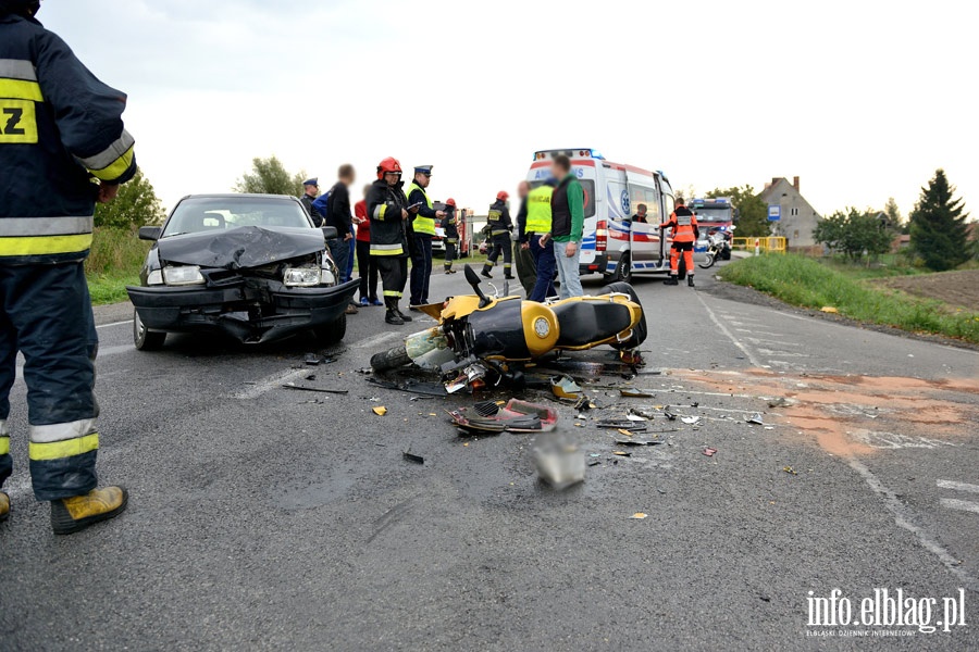 Wypadek na drodze nr 22: czoowe zderzenie motocykla z osobwk. Jedna osoba ranna, fot. 6