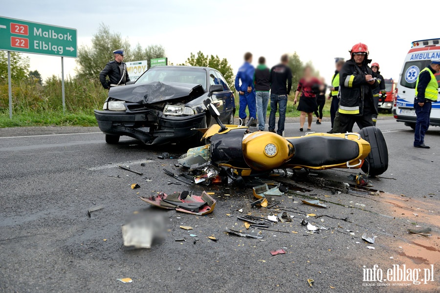 Wypadek na drodze nr 22: czoowe zderzenie motocykla z osobwk. Jedna osoba ranna, fot. 7