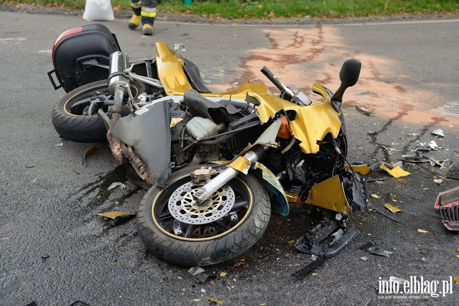 Wypadek na drodze nr 22: czoowe zderzenie motocykla z osobwk. Jedna osoba ranna, fot. 8