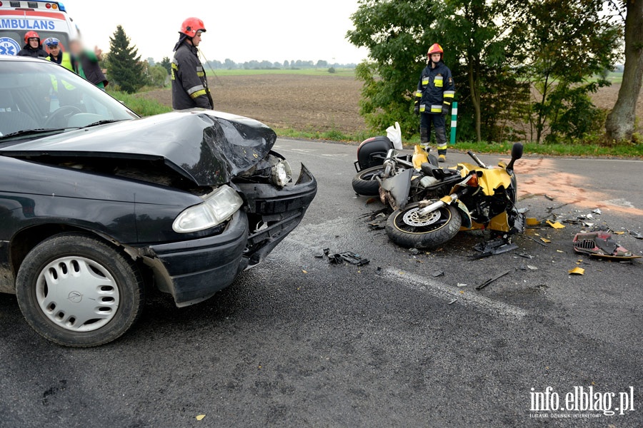 Wypadek na drodze nr 22: czoowe zderzenie motocykla z osobwk. Jedna osoba ranna, fot. 9