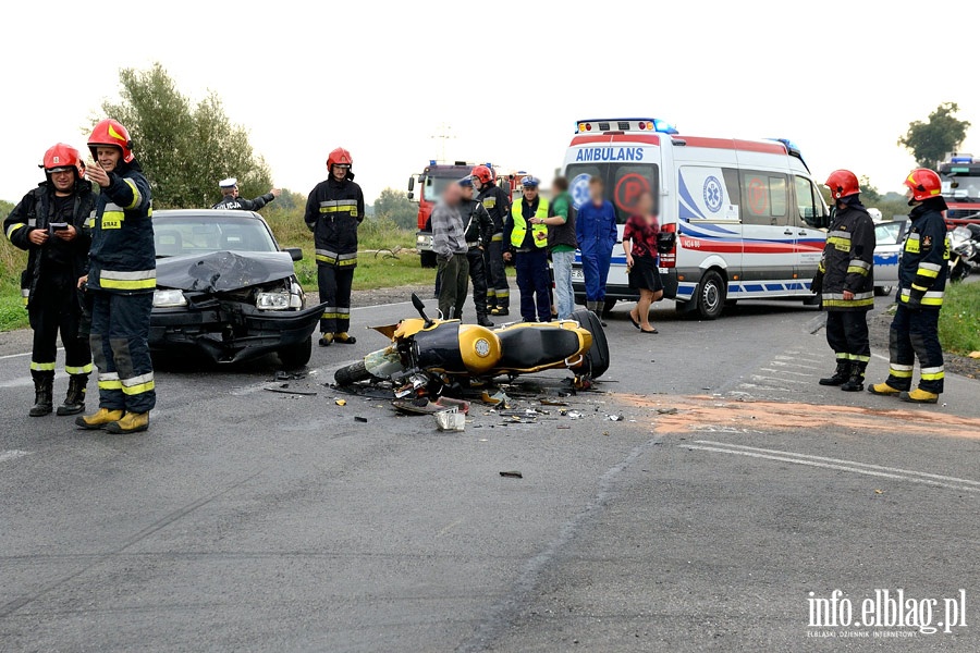 Wypadek na drodze nr 22: czoowe zderzenie motocykla z osobwk. Jedna osoba ranna, fot. 10