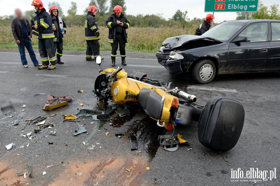 Wypadek na drodze nr 22: czoowe zderzenie motocykla z osobwk. Jedna osoba ranna, fot. 11