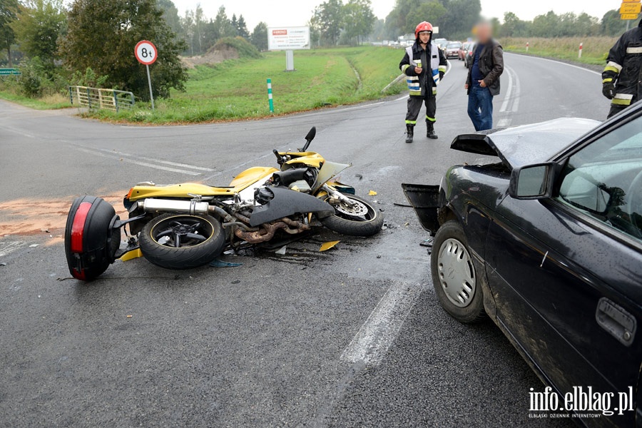 Wypadek na drodze nr 22: czoowe zderzenie motocykla z osobwk. Jedna osoba ranna, fot. 12
