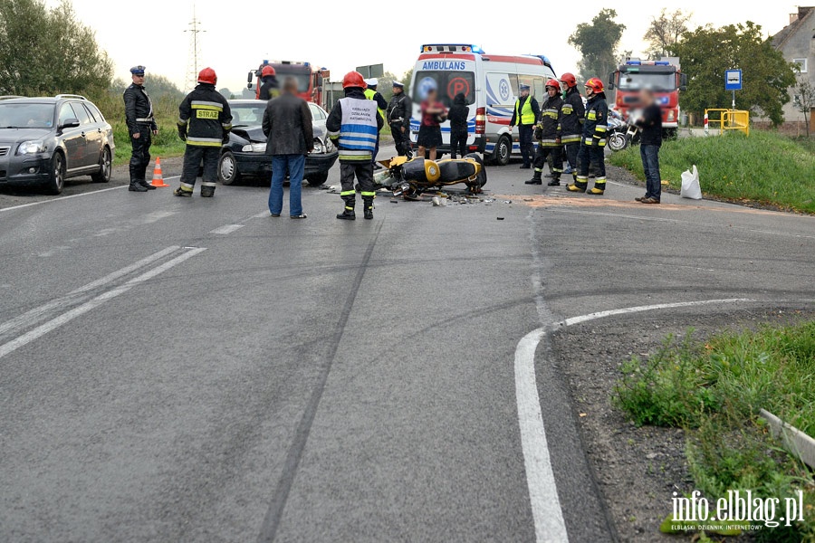 Wypadek na drodze nr 22: czoowe zderzenie motocykla z osobwk. Jedna osoba ranna, fot. 13