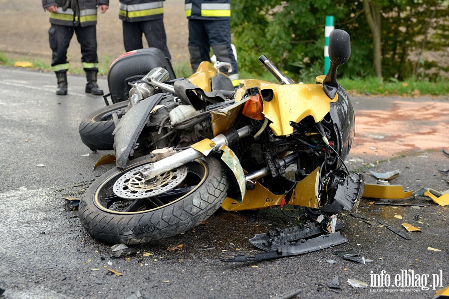 Wypadek na drodze nr 22: czoowe zderzenie motocykla z osobwk. Jedna osoba ranna, fot. 15