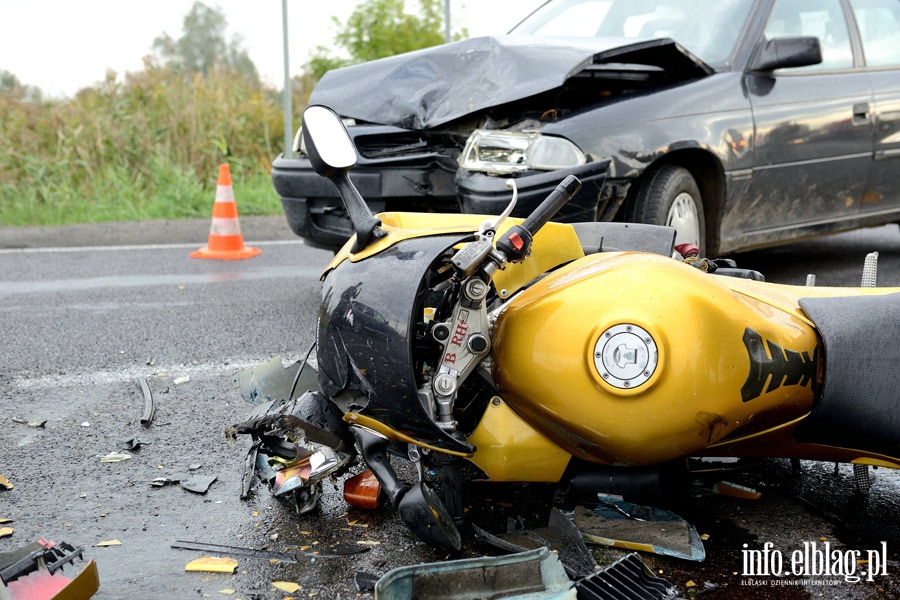 Wypadek na drodze nr 22: czoowe zderzenie motocykla z osobwk. Jedna osoba ranna, fot. 16