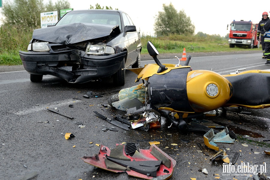 Wypadek na drodze nr 22: czoowe zderzenie motocykla z osobwk. Jedna osoba ranna, fot. 17