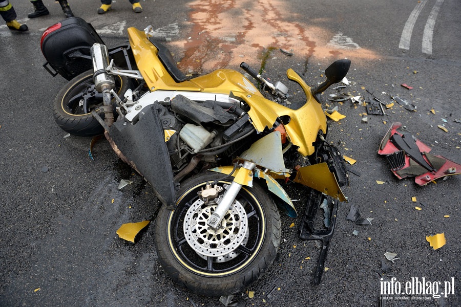 Wypadek na drodze nr 22: czoowe zderzenie motocykla z osobwk. Jedna osoba ranna, fot. 18