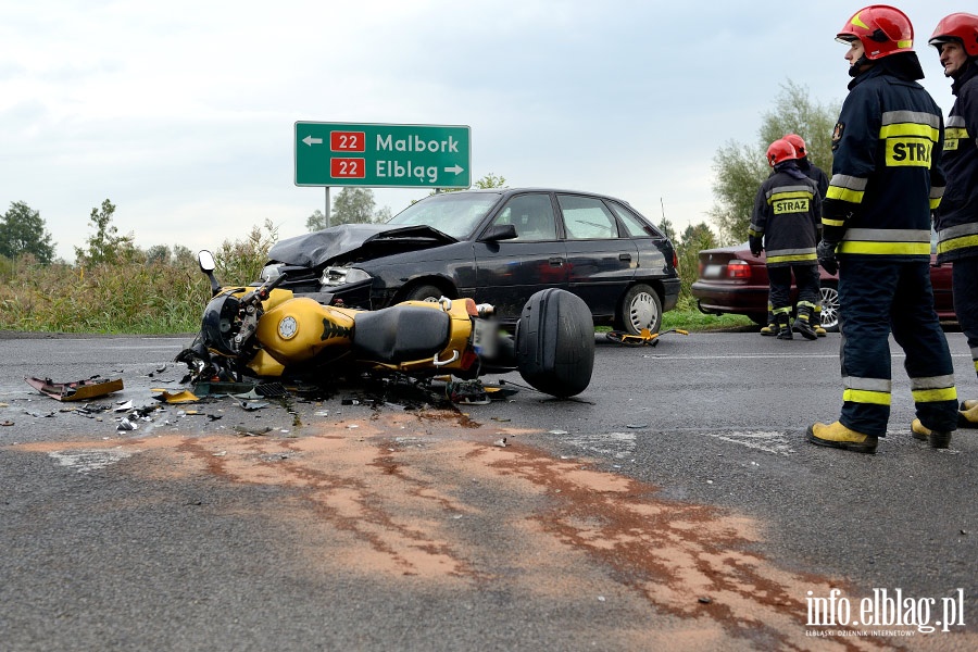 Wypadek na drodze nr 22: czoowe zderzenie motocykla z osobwk. Jedna osoba ranna, fot. 19