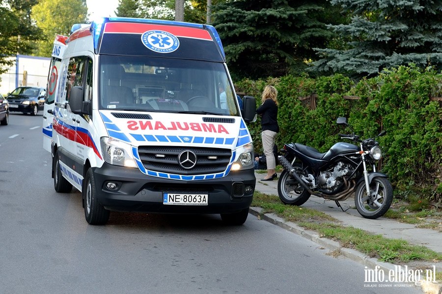 Potrącenie motocyklisty na Orzeszkowej. Sprawca zbiegł zielonym seatem, fot. 1