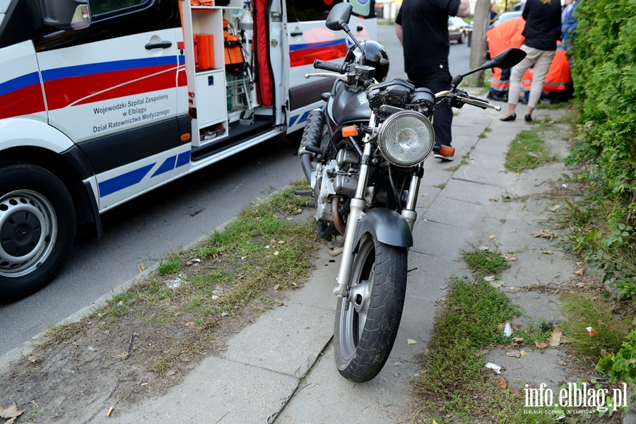 Potrcenie motocyklisty na Orzeszkowej. Sprawca zbieg zielonym seatem, fot. 2