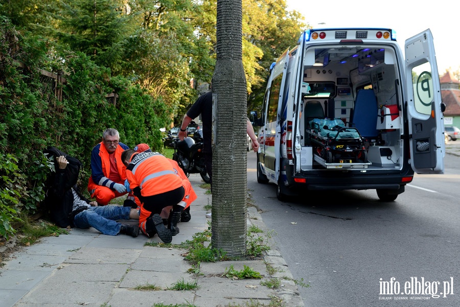 Potrcenie motocyklisty na Orzeszkowej. Sprawca zbieg zielonym seatem, fot. 3