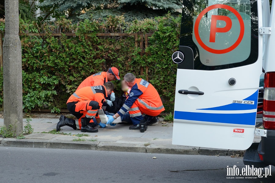 Potrcenie motocyklisty na Orzeszkowej. Sprawca zbieg zielonym seatem, fot. 4