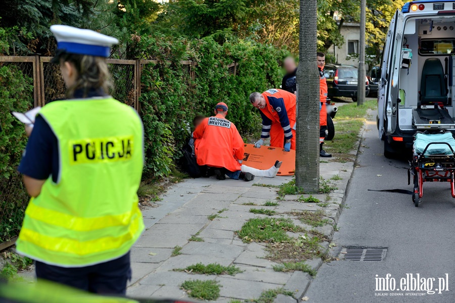 Potrcenie motocyklisty na Orzeszkowej. Sprawca zbieg zielonym seatem, fot. 5