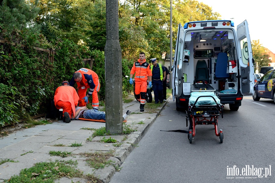Potrącenie motocyklisty na Orzeszkowej. Sprawca zbiegł zielonym seatem, fot. 6