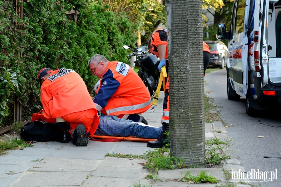 Potrcenie motocyklisty na Orzeszkowej. Sprawca zbieg zielonym seatem, fot. 7