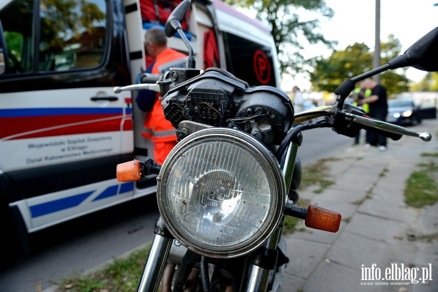 Potrcenie motocyklisty na Orzeszkowej. Sprawca zbieg zielonym seatem, fot. 11