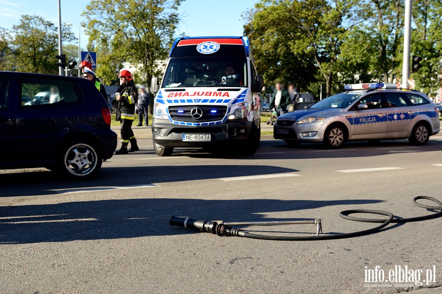 Grunwaldzka-eromskiego: zderzenie na skrzyowaniu. Dwie poszkodowane osoby w szpitalu, fot. 14