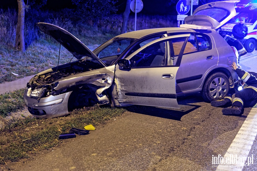 Groźne zderzenie dwóch pojazdów w Kazimierzowie, fot. 4